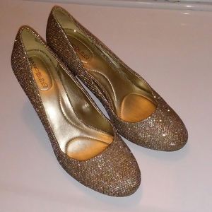 3/$20 Bandolin Sparkling silver pumps, women's 8.5